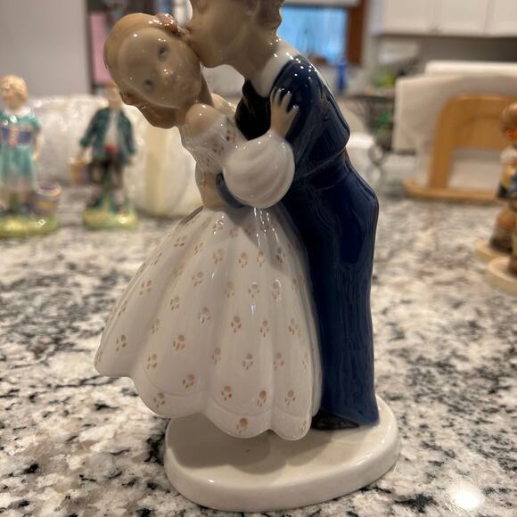 Bing & Grondahl B & G First Kiss 2162 Figurine Made in Denmark - Picture 1 of 4